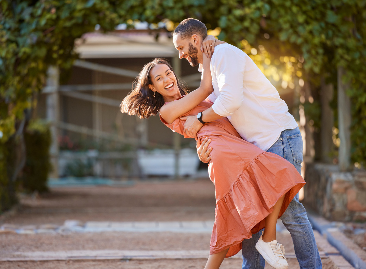 happy-couple-dance-and-love-in-park-garden A notepad with "Child Custody" written in colorful letters lies on a dark wooden table. Nearby are a pair of eyeglasses and a judge's gavel, indicating a legal context.